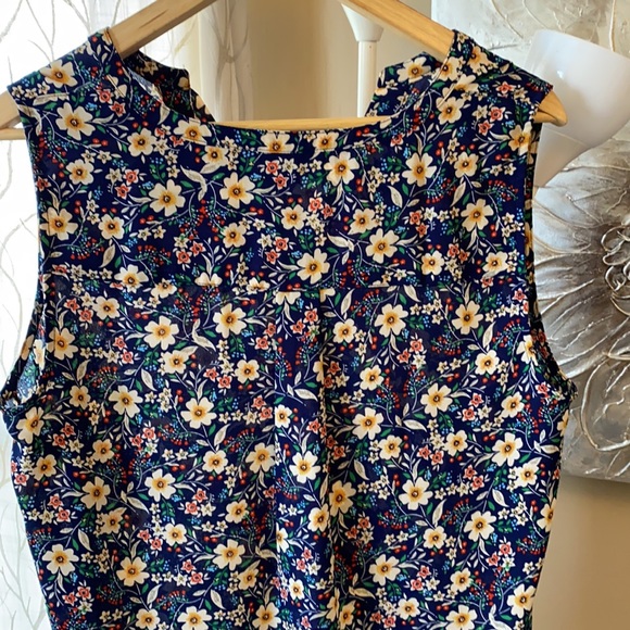 V Neck top - New without tag - Picture 5 of 5